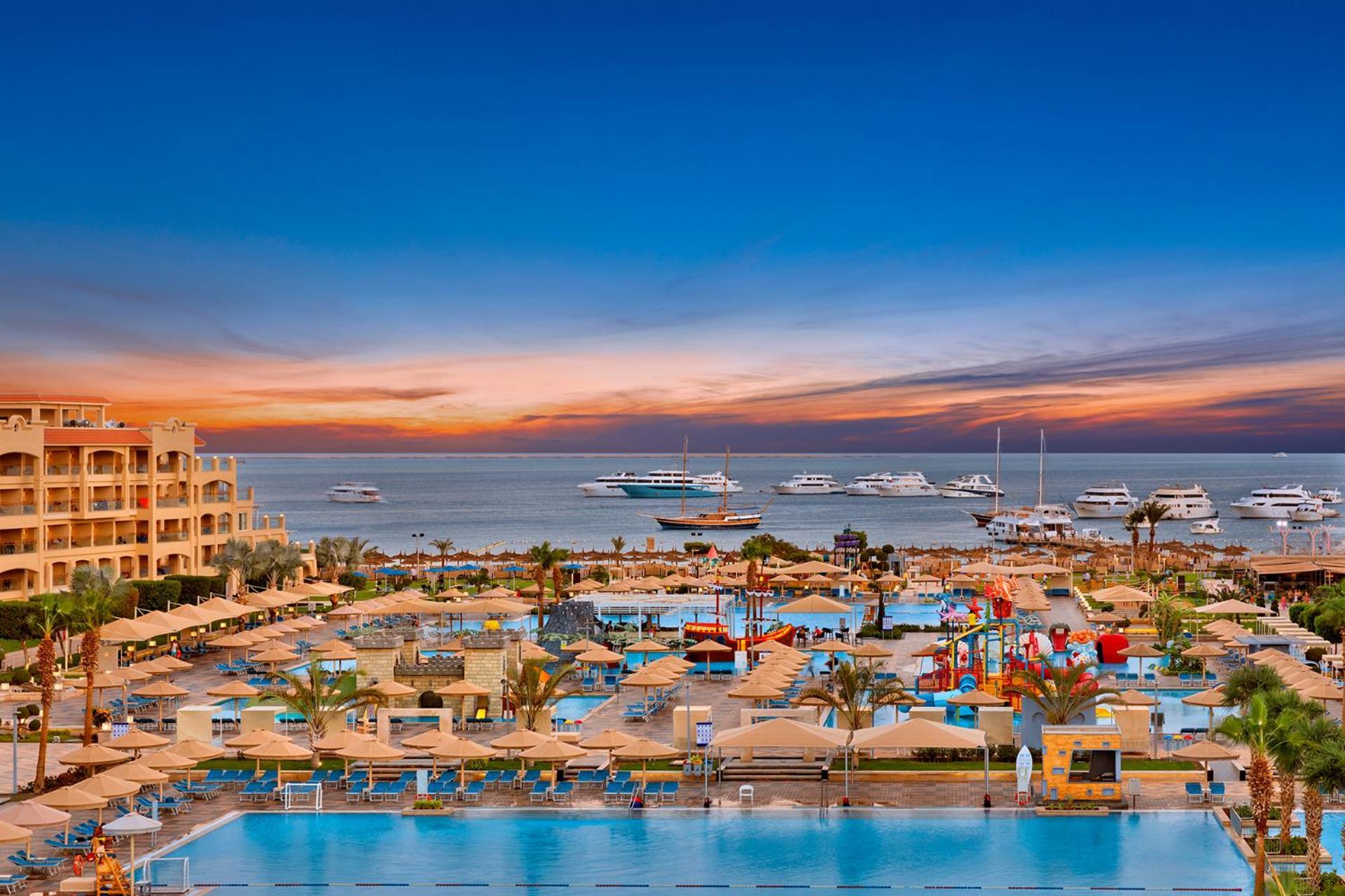 Pickalbatros White Beach Resort - Hurghada Exterior foto The resort at sunset