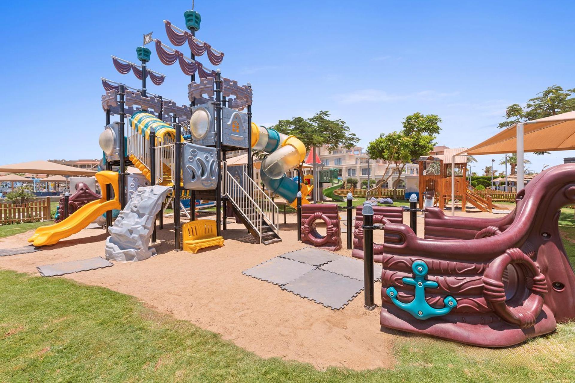 Pickalbatros White Beach Resort - Hurghada Exterior foto Playground at the resort
