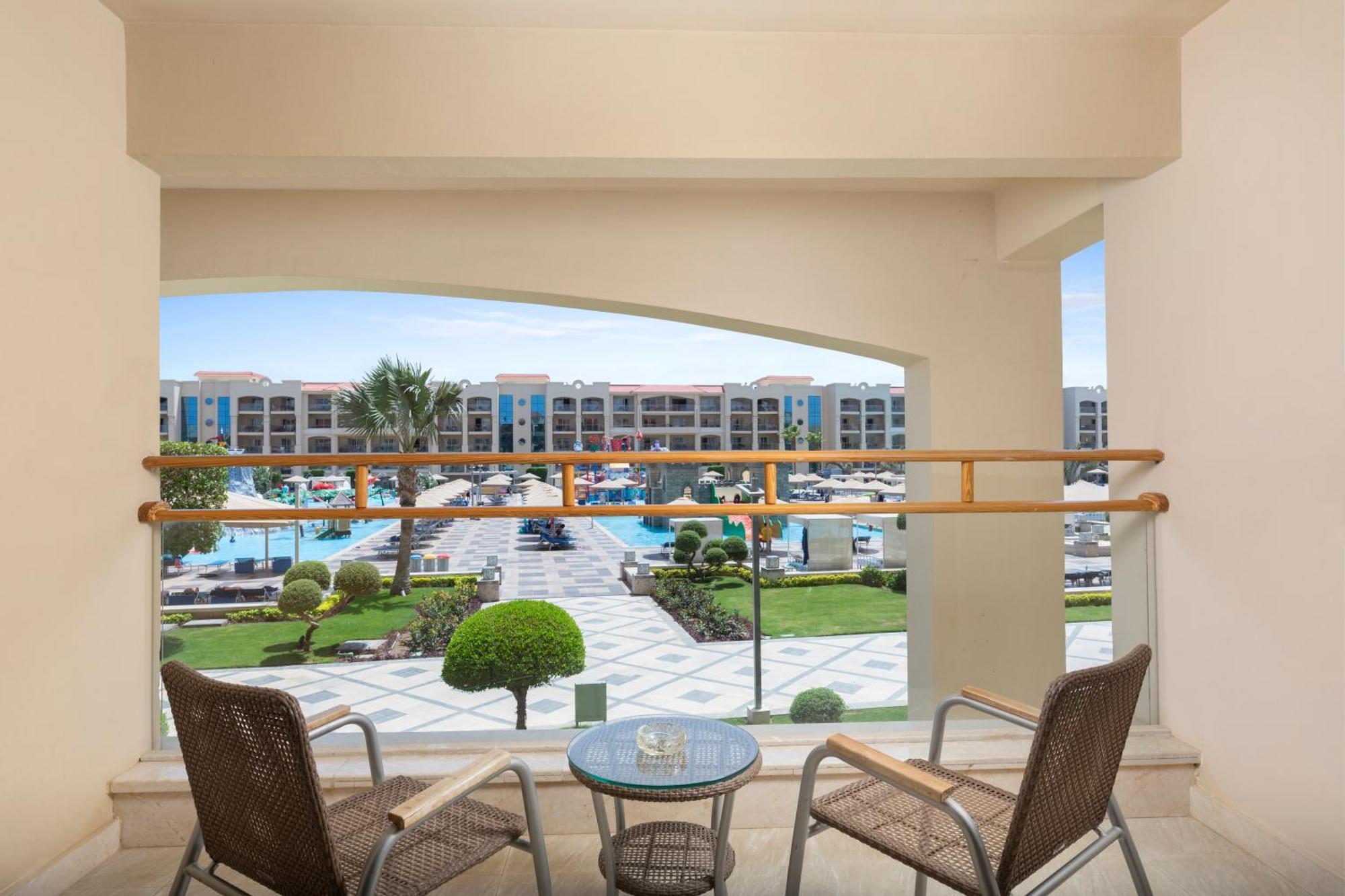 Pickalbatros White Beach Resort - Hurghada Exterior foto Balcony of a room at the Hilton Sharm El Sheikh Resort